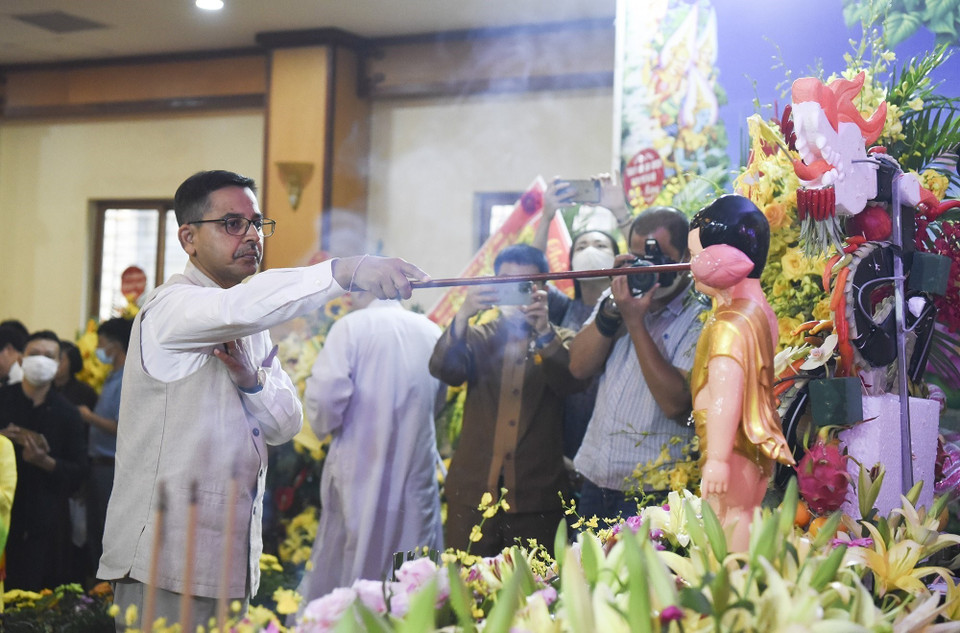 Đại sứ Ấn Độ tại Việt Nam Pranay Verma thực hiện nghi thức tắm tượng Phật.(Ảnh: TTXVN)