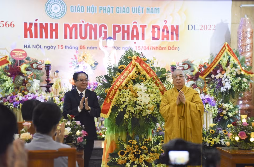 Thứ trưởng Bộ Nội vụ Vũ Chiến Thắng tặng hoa, chúc mừng Đại lễ Phật đản PL.2566 - DL.2022. 