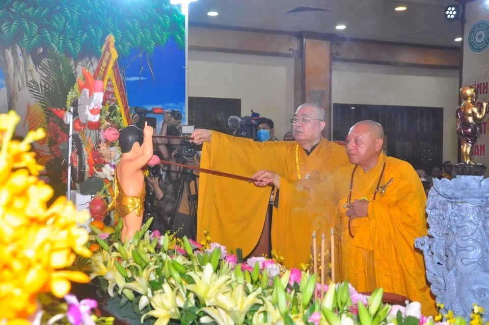 Các chư tôn đức và các vị đại biểu thực hiện nghi lễ tắm Phật truyền thống. (Ảnh: TTXVN)