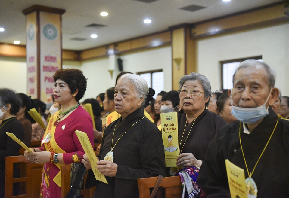 Tăng ni, Phật tử Việt Nam đón mừng đại lễ Phật đản PL.2566 – DL.2022. (Ảnh: TTXVN)