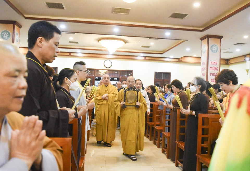 Các Chư tôn đức lãnh đạo Giáo hội Phật giáo Việt Nam trang nghiêm cử hành nghi lễ dâng hương, tụng kinh Chuyển pháp luân và nghi thức tắm Phật truyền thống. (Ảnh: TTXVN)