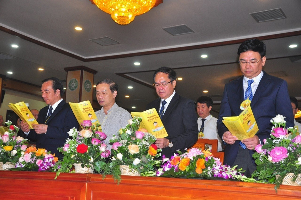 Đại biểu khách mời tụng kinh Phật đản. (Ảnh: TTXVN)