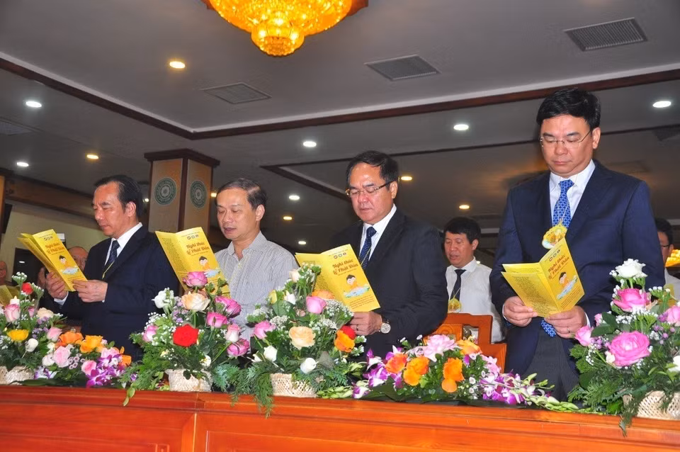 Đại biểu khách mời tụng kinh Phật đản. (Ảnh: TTXVN)