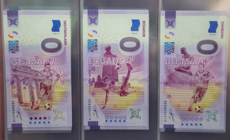 Theo đó, tất cả 32 tờ tiền đều có cấu trúc chung là hình ảnh cầu thủ nổi bật của đội tuyển và địa danh nổi tiếng của quốc gia tham dự Vòng chung kết World Cup 2022. (Ảnh: Minh Hiếu/Vietnam+)
