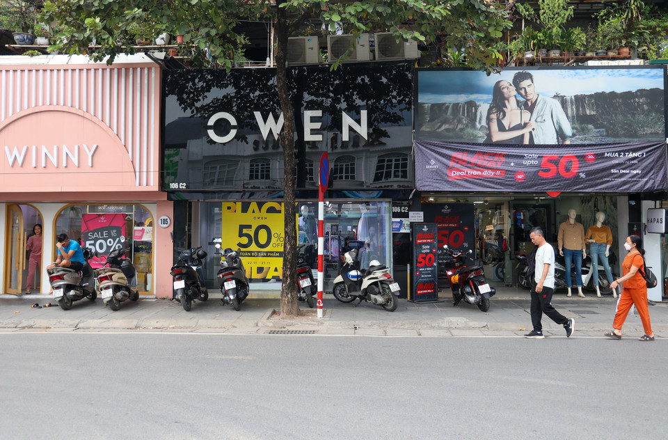 Các cửa hàng thời trang trên phố Phạm Ngọc Thạch (quận Đống Đa) giảm giá loạt sản phẩm lên tới 50%. (Ảnh: Minh Hiếu/Vietnam+)