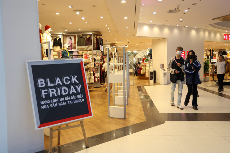 Thương hiệu quần áo Nhật Bản bán chạy Uniqlo cũng tham gia ''Ngày Thứ Sáu đen tối.'' (Ảnh: Minh Hiếu/Vietnam+)