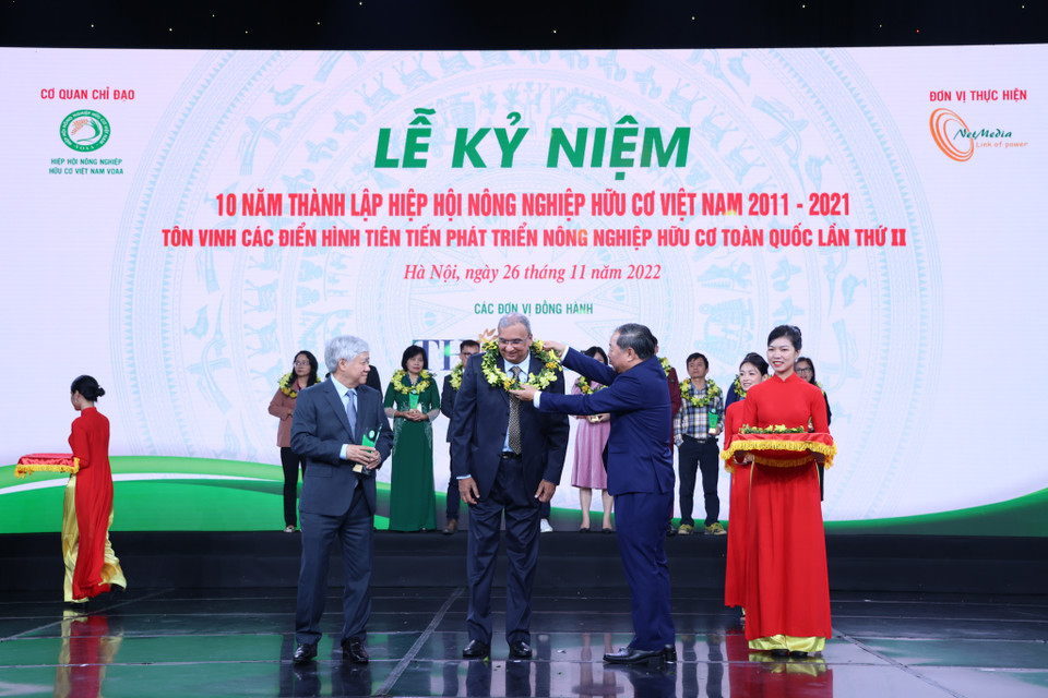 Trong số các doanh nghiệp được vinh danh, Tập đoàn TH nổi bật khi được tôn vinh là điển hình tiên tiến phát triển nông nghiệp hữu cơ Việt Nam và nhận ba Cúp “Sản phẩm hữu cơ vì sức khỏe cộng đồng” dành cho sữa tươi TH true MILK Organic, rau quả FVF và các thảo dược sử dụng làm nguyên liệu cho sản phẩm TH true HERBAL. (Ảnh: Minh Hiếu/Vietnam+) 