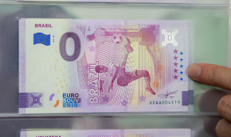 Trong tờ tiền là hình ảnh một cầu thủ sút trái bóng trước bức tượng Chúa Kitô Cứu Thế nổi tiếng của Brazil. (Ảnh: Minh Hiếu/Vietnam+)