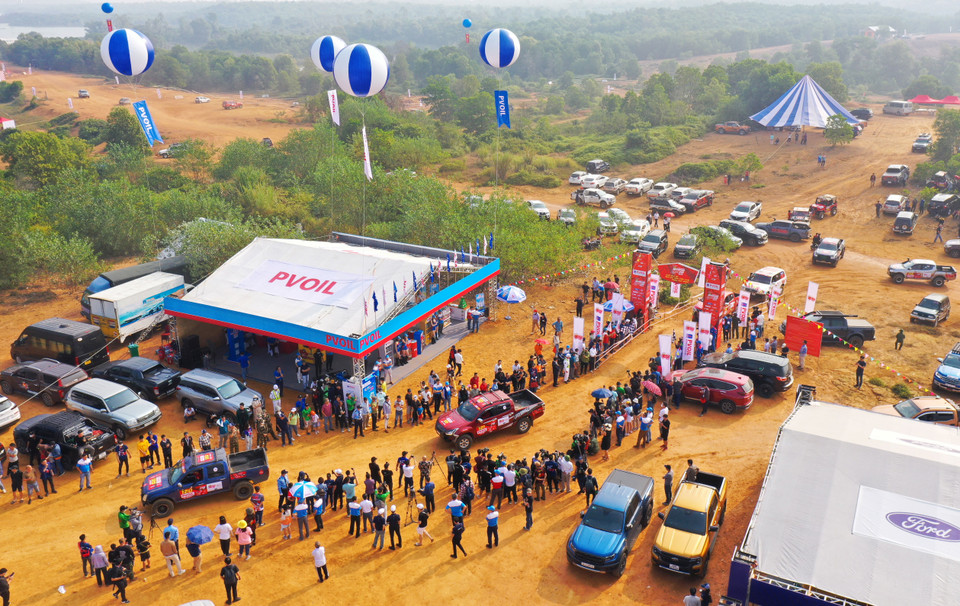 Ngoài giải đấu chính, VOC 2022 còn có nhiều sự kiện bên lề khác như trình diễn drift, trình diễn dù lượn động cơ từ câu lạc bộ dù lượn và diều bay có động cơ; khán giả đi thử off-road tại các đường thi với sự hỗ trợ của các hãng xe... (Ảnh: PV/Vietnam+)
