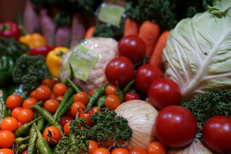 Với sản phẩm rau sạch FVF, Tập đoàn TH hiện canh tác, sản xuất 580 tấn/năm trên tổng diện tích gần 100ha. Trong đó, có 95 sản phẩm rau quả đạt chứng nhận hữu cơ của châu Âu - EC834-2007 và Mỹ - USDA-NOP… Sản phẩm rau quả hữu cơ FVF đã có mặt tại các hệ thống siêu thị lớn và các cửa hàng TH True mart ở nhiều thành phố lớn, được người tiêu dùng yêu mến và tin tưởng. (Ảnh: PV/Vietnam+)