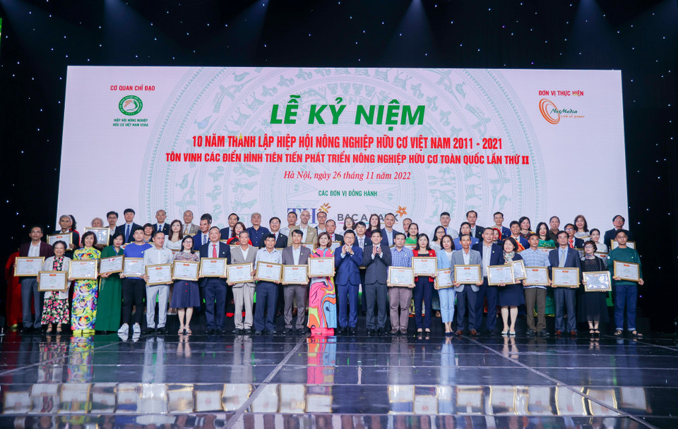 Sáng 26/11 tại Hà Nội đã diễn ra Lễ Kỷ niệm 10 năm thành lập Hiệp hội Nông nghiệp hữu cơ Việt Nam và Tôn vinh các đơn vị điển hình tiên tiến phát triển nông nghiệp hữu cơ lần thứ hai. Đây là sự kiện quy tụ những đơn vị hàng đầu về sản xuất hữu cơ tại Việt Nam, điển hình như Tập đoàn TH – đơn vị đạt 3 cúp vàng “Sản phẩm hữu cơ vì sức khỏe cộng đồng." (Ảnh: Minh Hiếu/Vietnam+) 