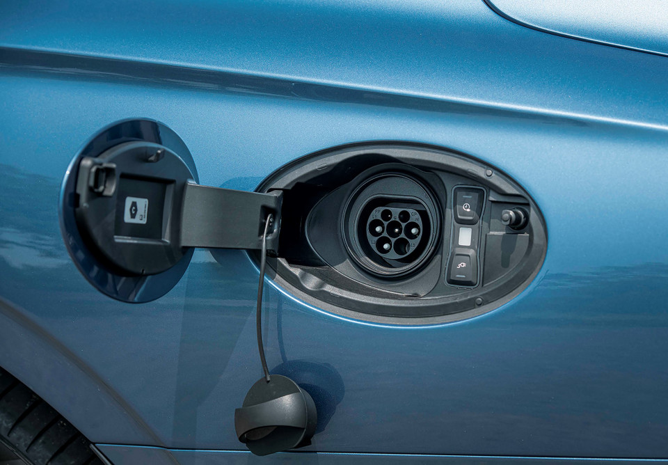 Flying Spur hybrid là một chiếc xe lai cắm sạc. Môtơ điện đặt ở giữa hộp số và động cơ, công suất 134 mã lực, mô-men xoắn 400 Nm. Theo Bentley, ở chế độ chỉ chạy điện, xe có thể di chuyển khoảng 40 km ở đường hỗn hợp. (Ảnh: PV/Vietnam+)