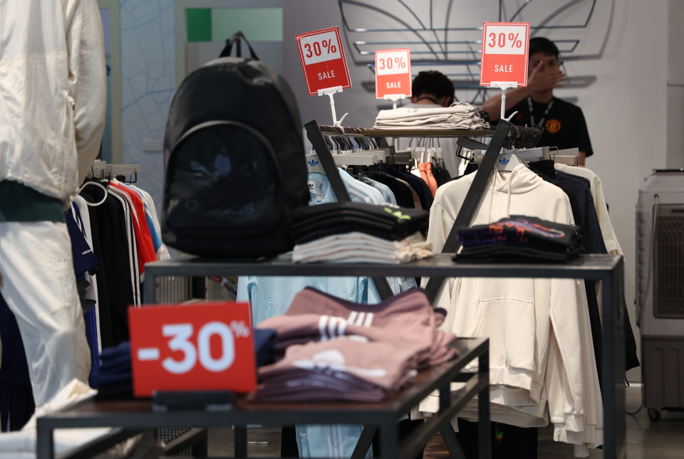 Nhiều hãng thời trang thể thao nổi tiếng như Adidas, Nike, Skechers... khuyến mãi các sản phẩm từ 30-50%. (Ảnh: Minh Hiếu/Vietnam+)