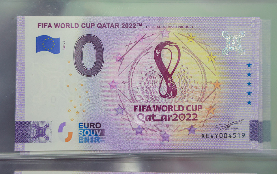 Mỗi tờ tiền đều được cấp giấy phép chính thức từ Liên đoàn Bóng đá Quốc tế FIFA và ủy quyền bởi Ngân hàng Trung ương Châu Âu đánh số 0 nhận diện. (Ảnh: Minh Hiếu/Vietnam+)