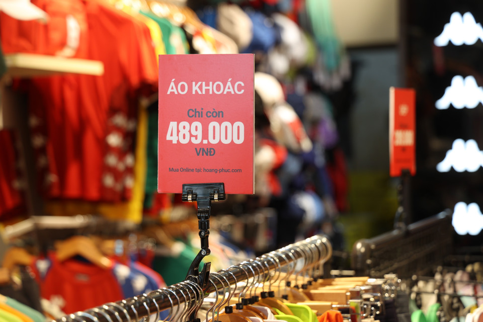 Các chương trình khuyến mãi rất đa dạng để chiều 'thượng đế,' từ bán hàng đồng giá đến giảm trực tiếp sản phẩm 30-80%, mua 1 tặng 1, mua 2 tặng 1... (Ảnh: Minh Hiếu/Vietnam+)