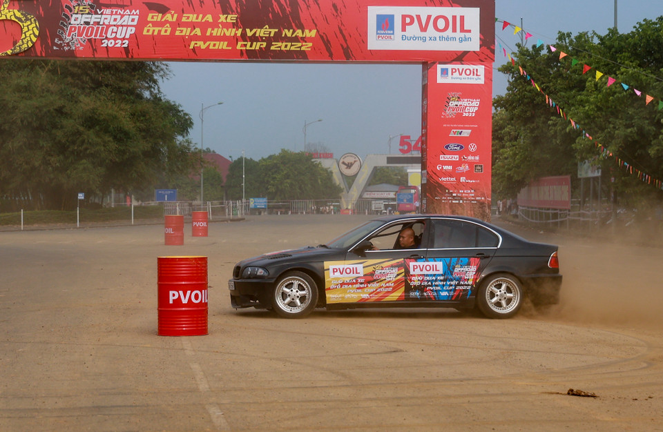 Thí sinh đang thể hiện màn drift xe quanh các cột trụ. (Ảnh: Minh Hiếu/Vietnam+) 