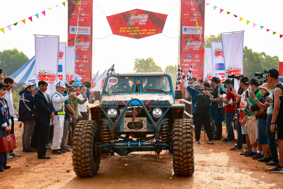 Sáng 5/11, Giải đua xe ôtô địa hình Việt Nam PVOIL CUP 2022 (VOC 2022) chính thức khai mạc tại Làng Văn hóa, Du lịch các dân tộc Việt Nam, Hà Nội với gần 700 nội dung tranh tài kịch tính của 100 đội đua và 200 vận động viên. (Ảnh: Minh Hiếu/Vietnam+)
