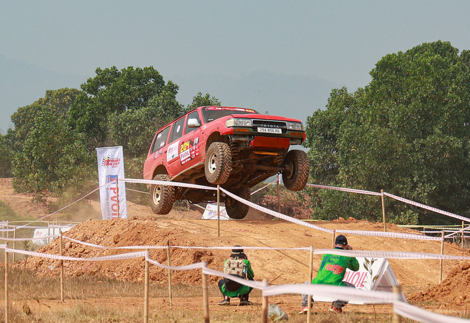 Đội thi 204 vượt qua các chướng ngại vật tại đường đua. (Ảnh: Minh Hiếu/Vietnam+)