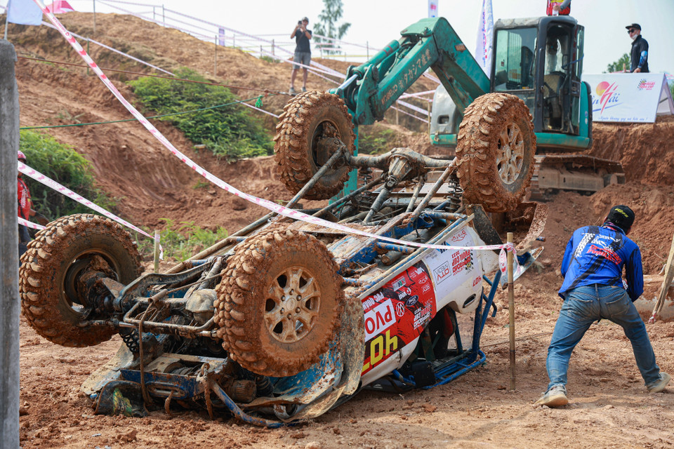 Đội 407 đã không vượt qua được chướng ngại vật cuối cùng và bị lật ngược. (Ảnh: Minh Hiếu/Vietnam+)