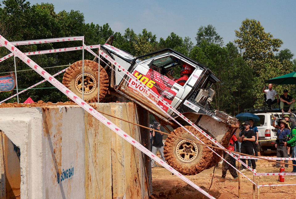 Đội thi số 406 vượt qua chướng ngại vật cuối cùng - cột bê tông để về vạch đích. (Ảnh: Minh Hiếu/Vietnam+)