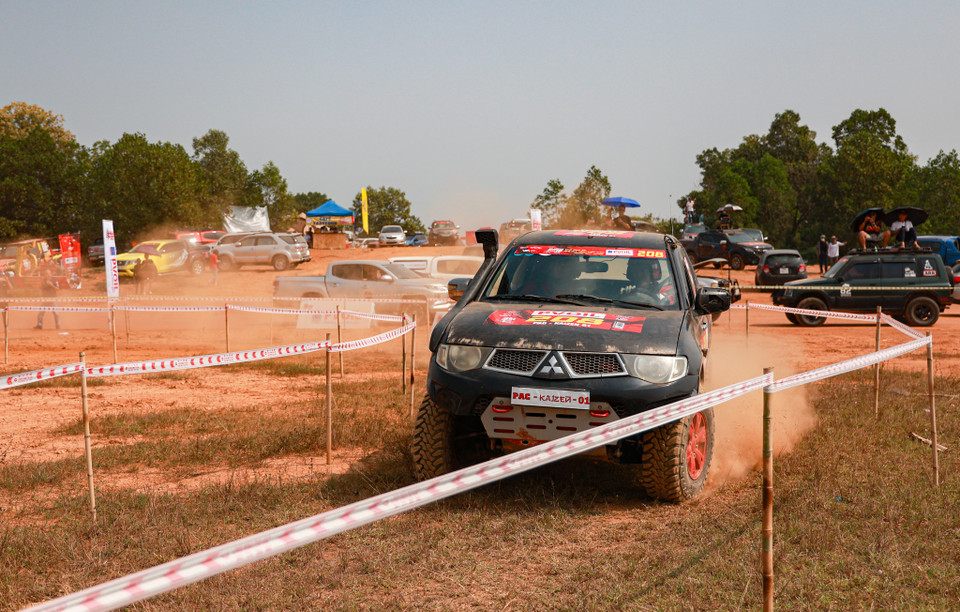 Đường 1 và 2 với hình thức đua đôi địa hình luôn là khu vực sôi động nhất bởi luôn có hai xe tranh tài. (Ảnh: Minh Hiếu/Vietnam+)