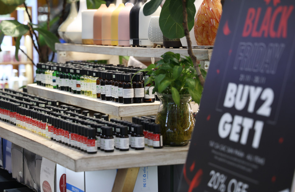 Không chỉ thời trang, mà từ đồ gia dụng, điện tử... dịp này cũng được giảm giá sâu hơn bất kỳ thời điểm khác trong năm. (Ảnh: Minh Hiếu/Vietnam+) 