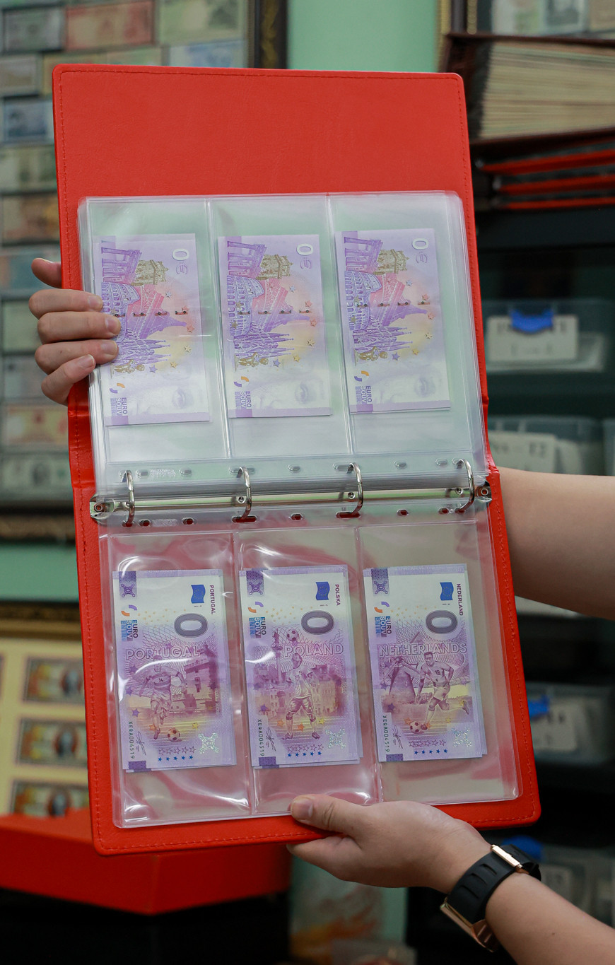 Trên thị trường nổi, giá của bộ sưu tập tiền kỷ niệm 32 nước đang dao động từ 6,3-6,5 triệu đồng/bộ và khoảng 250.000-300.000 đồng cho một tờ tiền lẻ. (Ảnh: Minh Hiếu/Vietnam+)