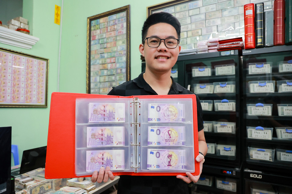 Hướng tới Vòng chung kết Giải vô địch bóng đá thế giới World Cup 2022, hàng loạt các sản phẩm đã được sản xuất để ăn theo sự kiện. Trong đó, bộ sưu tập tiền kỷ niệm Euro mệnh giá 0 đang thu hút nhiều sự quan tâm trong thời điểm này. (Ảnh: Minh Hiếu/Vietnam+)