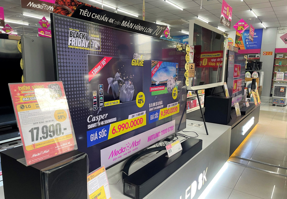 Đáng chú ý, do dịp khuyến mãi "Ngày Thứ Sáu đen tối" năm nay lại trùng với thời gian diễn ra vòng chung kết World Cup nên ngành hàng điện tử cũng ghi nhận giảm sâu. Nhiều mẫu tivi hạ giá tới 70% giá trị… (Ảnh: Minh Hiếu/Vietnam+)