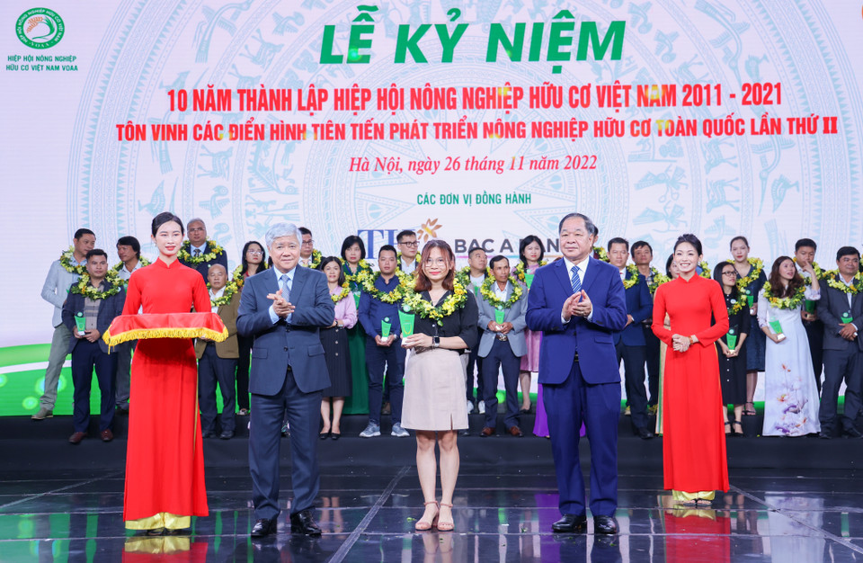 Đại diện của Công ty Cổ phần dược liệu TH (TH Herbals JSC) nhận Cúp “Sản phẩm hữu cơ vì sức khỏe cộng đồng” thứ ba danh dự cho sản phẩm TH true HERBAL. (Ảnh: Minh Hiếu/Vietnam+) 