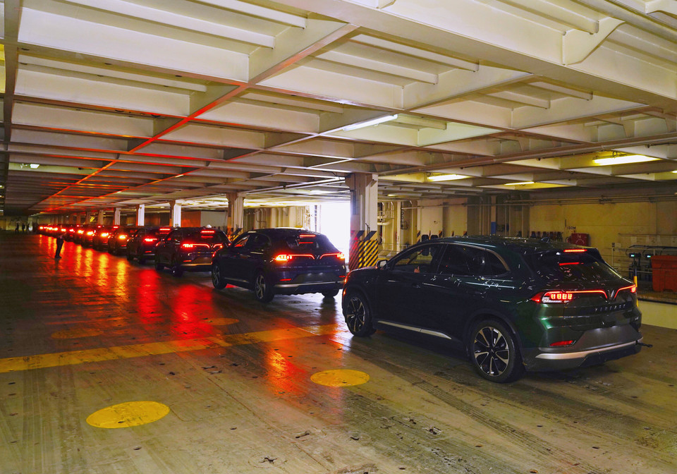 Loạt xe VF8 đang tiến vào bên trong tàu để chuẩn bị cho chuyến đi dài sang Mỹ. (Ảnh: Minh Hiếu/Vietnam+)