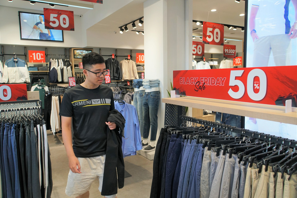 Theo anh Vũ Mạnh Cường, quản lý cửa hàng quần áo Torano Chùa Bộc cho hay năm nay thời tiết lạnh muộn nên quần áo vụ Đông tiêu thụ không được như kỳ vọng. Hệ thống cũng đã chạy chương trình khuyến mãi từ đầu tháng 11 để kích cầu mua sắm. (Ảnh: Minh Hiếu/Vietnam+)