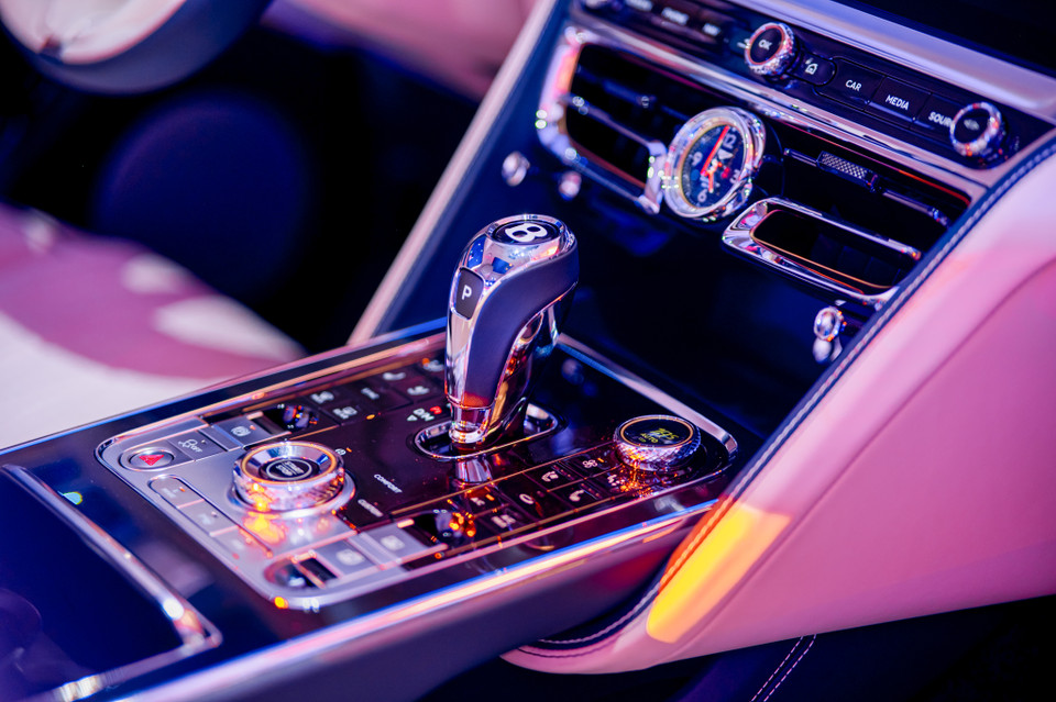 ‘Trái tim’ của Bentley Fying Spur là động cơ V6 dung tích 2,9 lít. Cùng môtơ điện xe đạt tổng công suất 536 mã lực và mômen xoắn 750Nm. Flying Spur Hybrid là chiếc xe hiệu quả nhất của Bentley khi có thể vượt qua quãng đường 700 km với một bình đầy xăng và một cụm pin trên xe sạc đầy. (Ảnh: PV/Vietnam+)