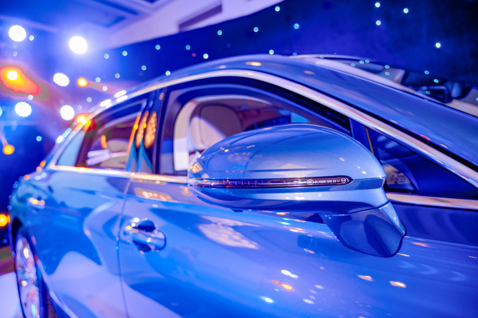 Thiết kế Bentley Flying Spur hybrid tương tự bản thuần xăng V8. Xe có chiều dài cơ sở dài, kiểu dáng linh hoạt, tinh tế, mức độ hoàn thiện cao từ ngoại thất cho đến ngoại thất… là đặc điểm vốn có mẫu siêu sang đến từ Anh quốc. (Ảnh: PV/Vietnam+)