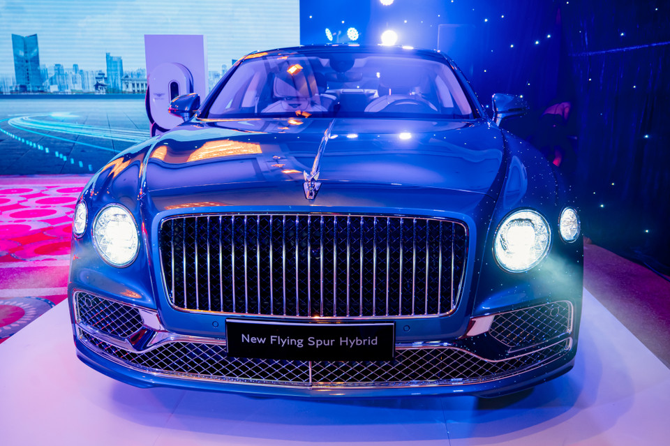 Có hai chiếc Bentley Flying Spur hybrid giá từ hơn 16,8 tỷ đồng về nước đợt này và đều đã có chủ nhân. Với những trang bị tuỳ chọn khác hoặc chọn gói cá nhân hoá Mulliner, giá xe có thể cao hơn mức khởi điểm vài tỷ đồng. (Ảnh: PV/Vietnam+)