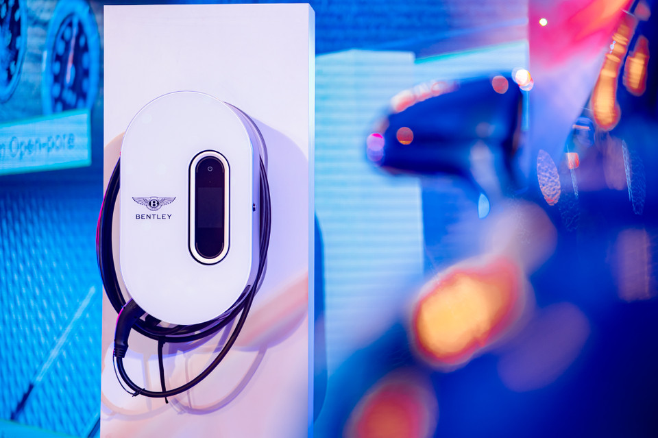 Giá bán từ hơn 16,8 tỷ đồng của mẫu siêu sang Bentley đã bao gồm bộ sạc di động theo xe và một bộ lắp đặt tại nhà. Với nguồn điện dân dụng, mất khoảng 7 giờ để sạc đầy bộ pin lithium-ion 18 kWh trên xe. (Ảnh: PV/Vietnam+)