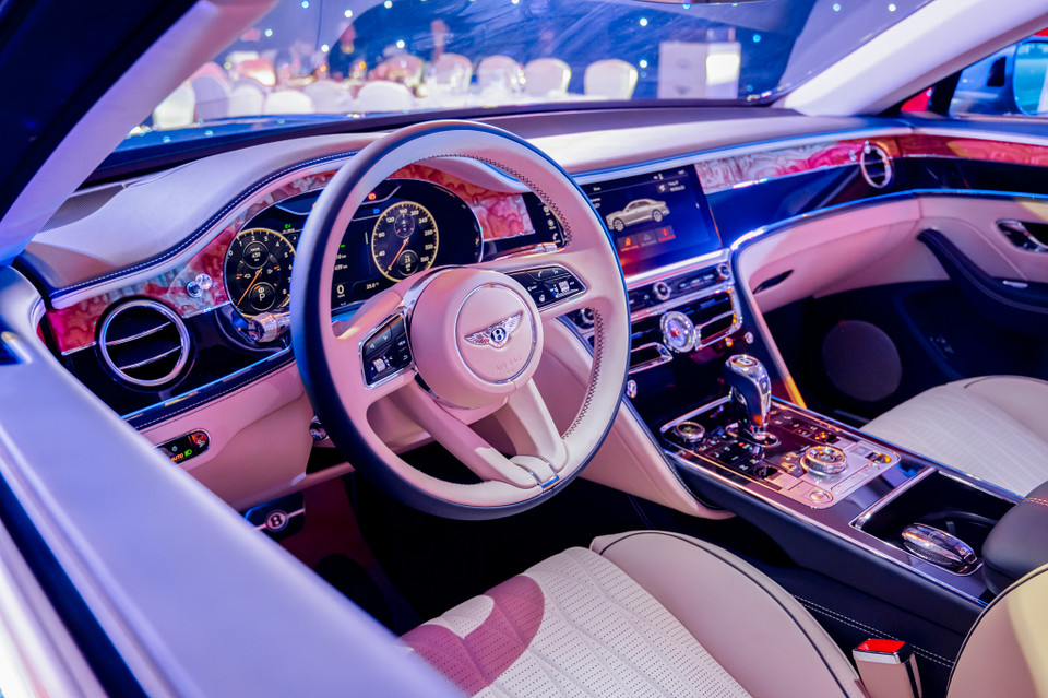 Ghế nội thất bên trong Flying Spur đều được bọc bọc bởi da bò cao cấp đến từ Bắc Âu. Hai lớp gỗ tần bì Tamo Ash và gỗ đen mun Grand Black được phân chia bởi một dải chrome đẹp mắt chạy dọc theo chiều dài của tấm ngăn và cửa xe. (Ảnh: PV/Vietnam+)