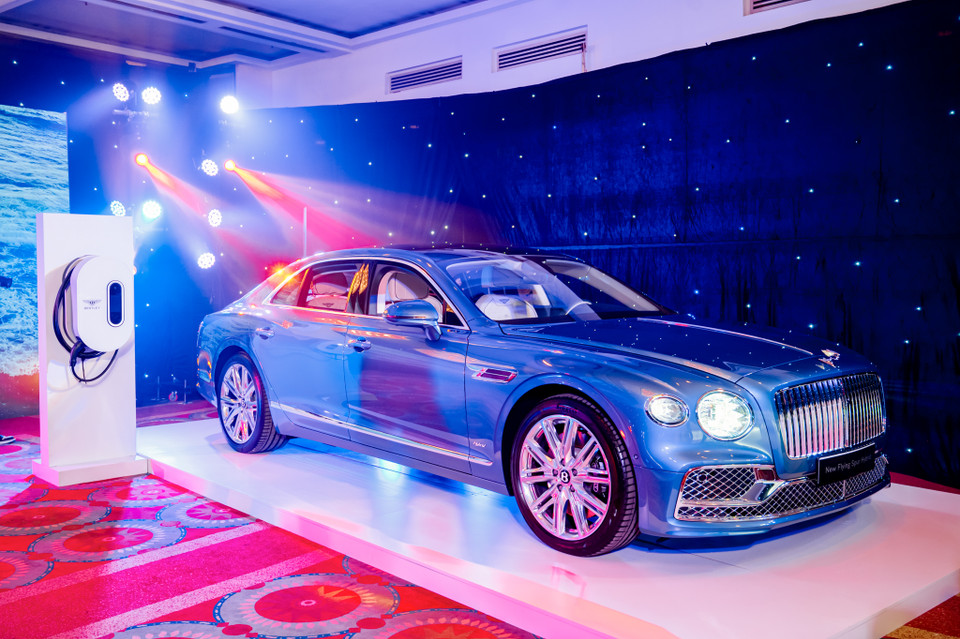 Mới đây, nhà phân phối thương hiệu Bentley tại Việt Nam giới thiệu tới khách Việt dòng xe Flying Spur phiên bản hybrid. Đây là lần đầu tiên một chiếc xe siêu sang cấu hình động cơ lai xăng, điện kèm sạc ngoài (plug-in hybrid) chính hãng bán tại Việt Nam. (Ảnh: PV/Vietnam+)