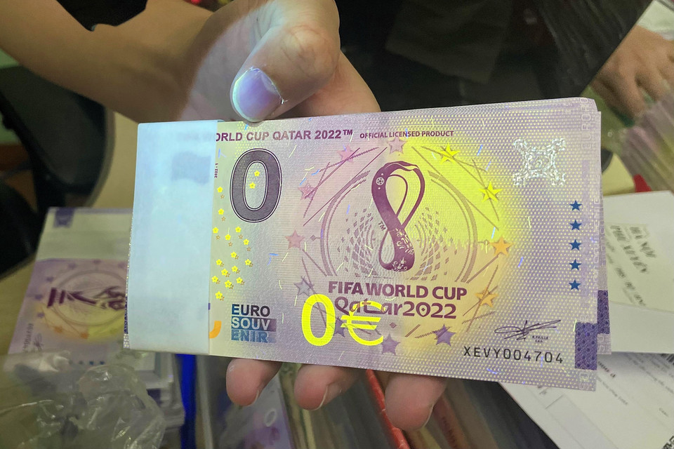 Về đặc điểm an ninh nhằm chống tiền giả, nó y hệt như những tờ tiền có mệnh giá “thực tế” khác: Có hình mờ (watermark); những đoạn in siêu nhỏ; khi soi bằng đèn UV sẽ xuất hiện những đoạn mực và kí hiệu hologam… (Ảnh: Minh Hiếu/Vietnam+)