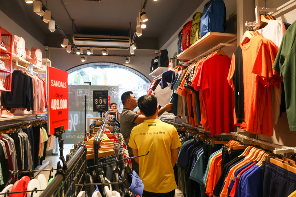 Đại lý bán hàng đều mong muốn có một mùa Black Friday 'ăn nên làm ra' khi cùng kỳ năm ngoái đã phải chịu cảnh ế ẩm vì dịch bệnh. (Ảnh: Minh Hiếu/Vietnam+)