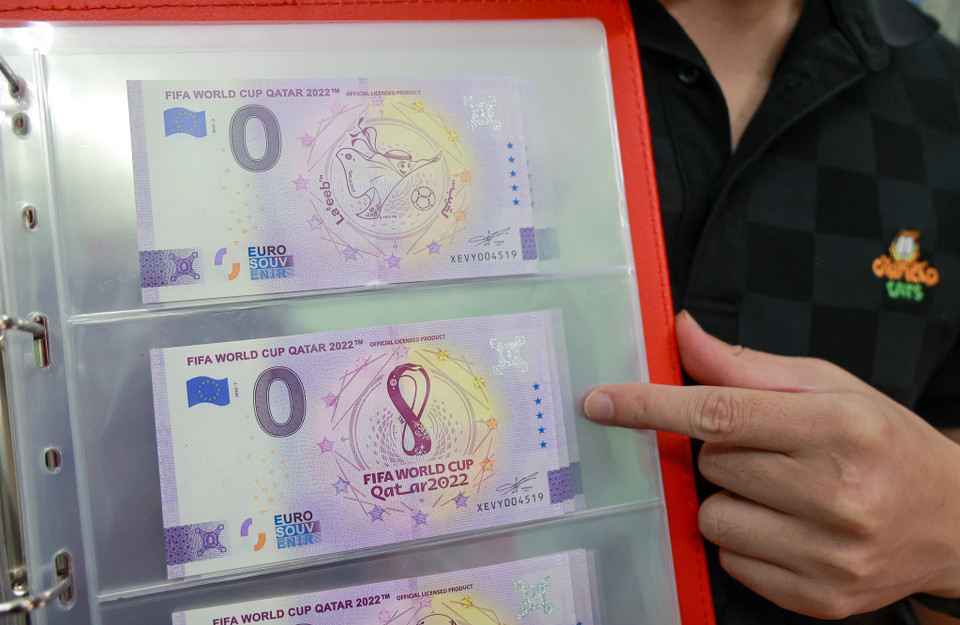 Đây là sản phẩm của công ty Euro Banknote Memory (Pháp) tạo ra với mục đích duy nhất là lưu niệm để quảng bá hình ảnh của 32 đội tuyển quốc gia dự Vòng chung kết World Cup 2022. (Ảnh: Minh Hiếu/Vietnam+)