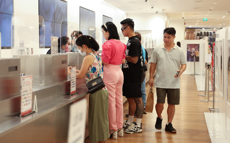 Trái với cảnh xếp hàng thanh toán như năm ngoái thì năm nay tại đây chỉ có lác đác một vài người. (Ảnh: Minh Hiếu/Vietnam+)