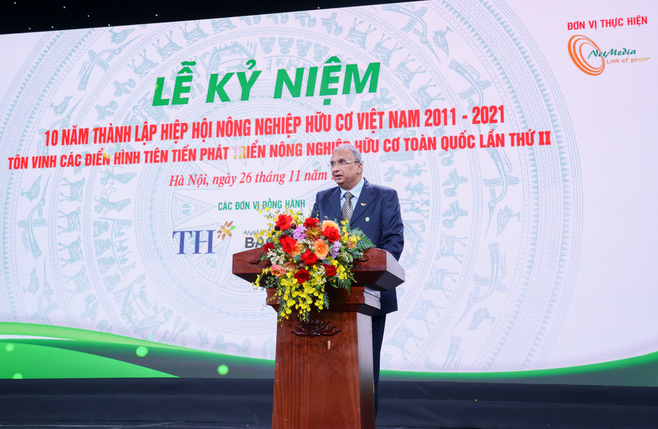 Ông Vijay Kumar Pandey, Chủ tịch Hội đồng quản trị Công ty Cổ phần Thực phẩm sữa TH, đại diện Tập đoàn TH chia sẻ đơn vị rất vinh dự khi được nhận Cúp vàng“Sản phẩm hữu cơ vì sức khỏe cộng đồng” cũng như sự đánh giá cao từ Hiệp hội Nông nghiệp Hữu cơ Việt Nam, Bộ Nông nghiệp và Phát triển nông thôn và người tiêu dùng về những sản phẩm của mình. (Ảnh: Minh Hiếu/Vietnam+)