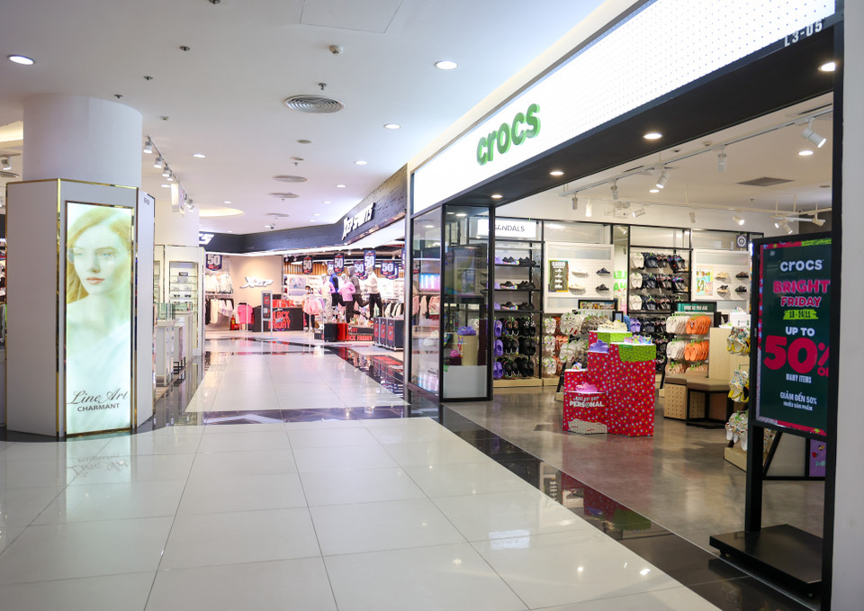 Không khí giảm giá dịp Black Friday lan sang cả trong trung tâm thương mại. (Ảnh: Minh Hiếu/Vietnam+)