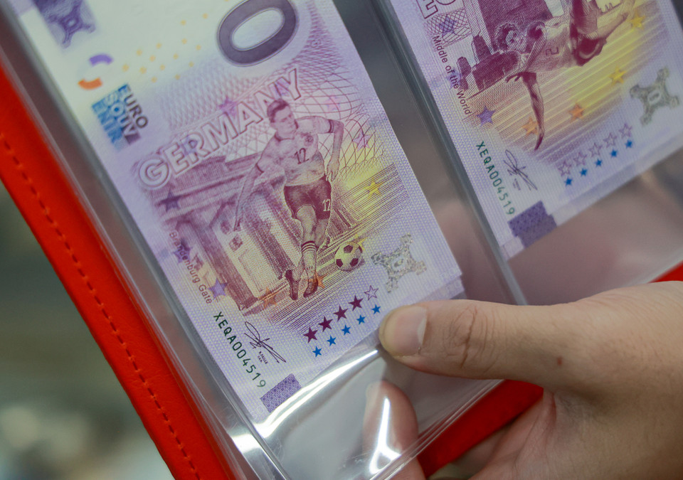 Những ngôi sao màu tím phía bên phải tờ tiền thể hiện số lần vô địch World Cup của nước đó. Trong hình, đội tuyển Đức đã vô địch 4 lần World Cup nên được tô đậm 4/5 ngôi sao. (Ảnh: Minh Hiếu/Vietnam+)