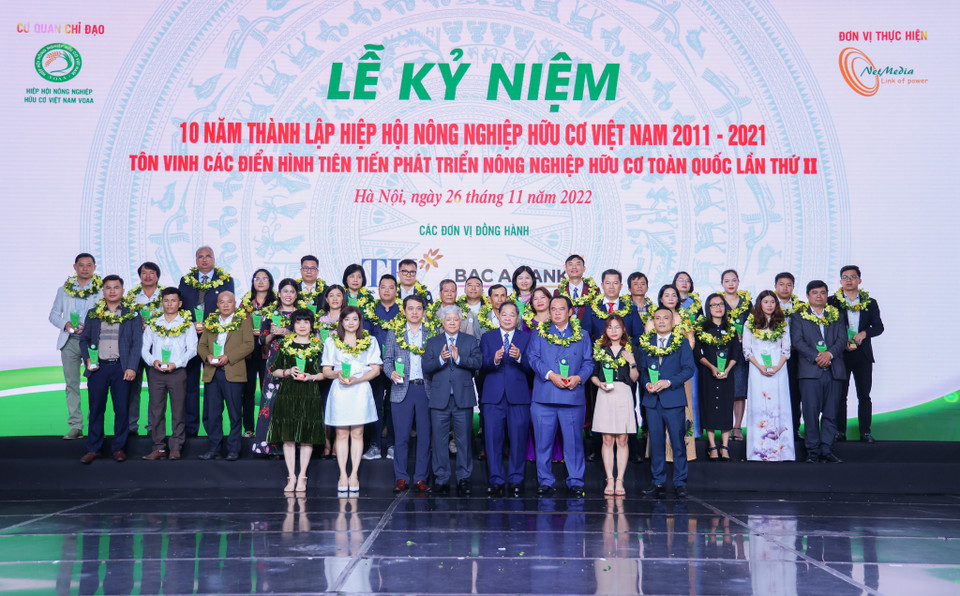 Các doanh nghiệp được vinh danh tại Cúp “Sản phẩm hữu cơ vì sức khỏe cộng đồng.” (Ảnh: Minh Hiếu/Vietnam+)