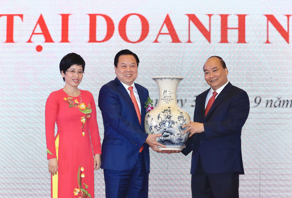 Thủ tướng Nguyễn Xuân Phúc tặng quà lưu niệm cho Ủy ban Quản lý vốn nhà nước tại doanh nghiệp. (Ảnh: Thống Nhất/TTXVN)