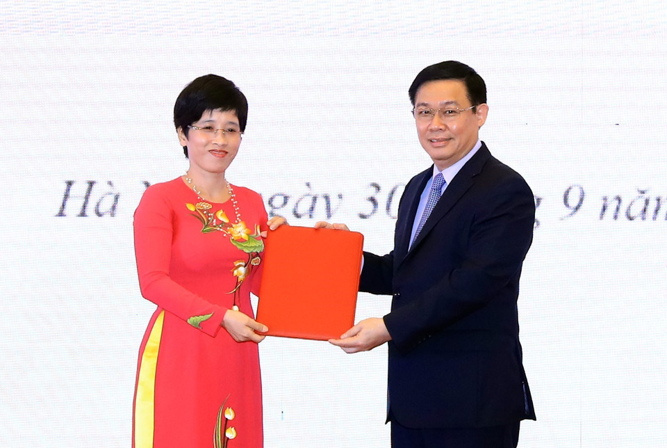 Ủy viên Bộ Chính trị, Phó Thủ tướng Vương Đình Huệ trao quyết định bổ nhiệm Phó Chủ tịch Ủy ban Quản lý vốn nhà nước tại doanh nghiệp cho bà Nguyễn Thị Phú Hà.(Ảnh: Thống Nhất/TTXVN)