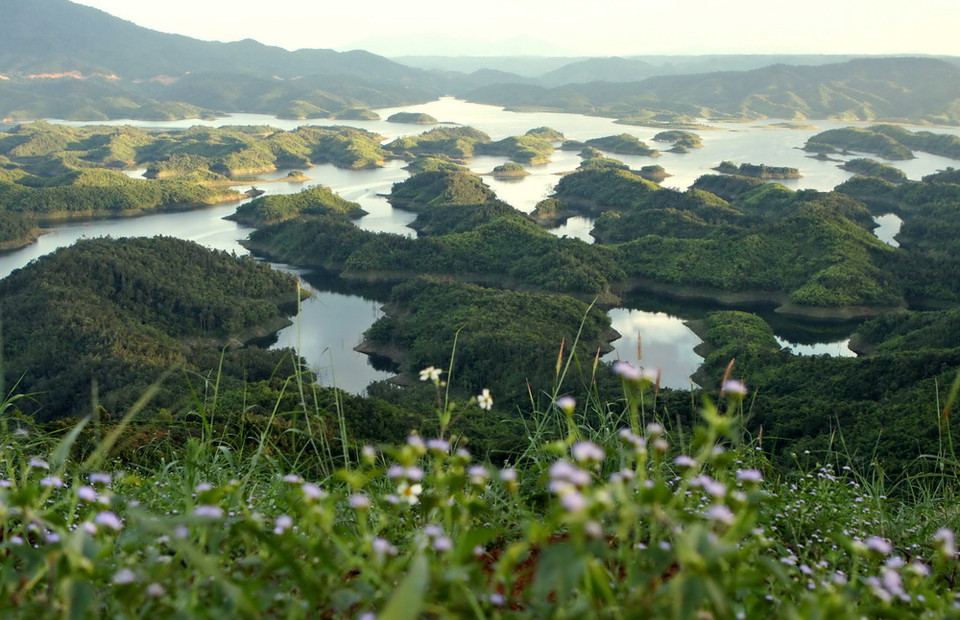 Những hòn đảo lớn, nhỏ trong khu bảo tồn thiên nhiên Tà Đùng tạo nên vẻ đẹp kỳ vĩ giữa núi rừng Tây Nguyên. (Ảnh: Dương Giang/TTXVN)