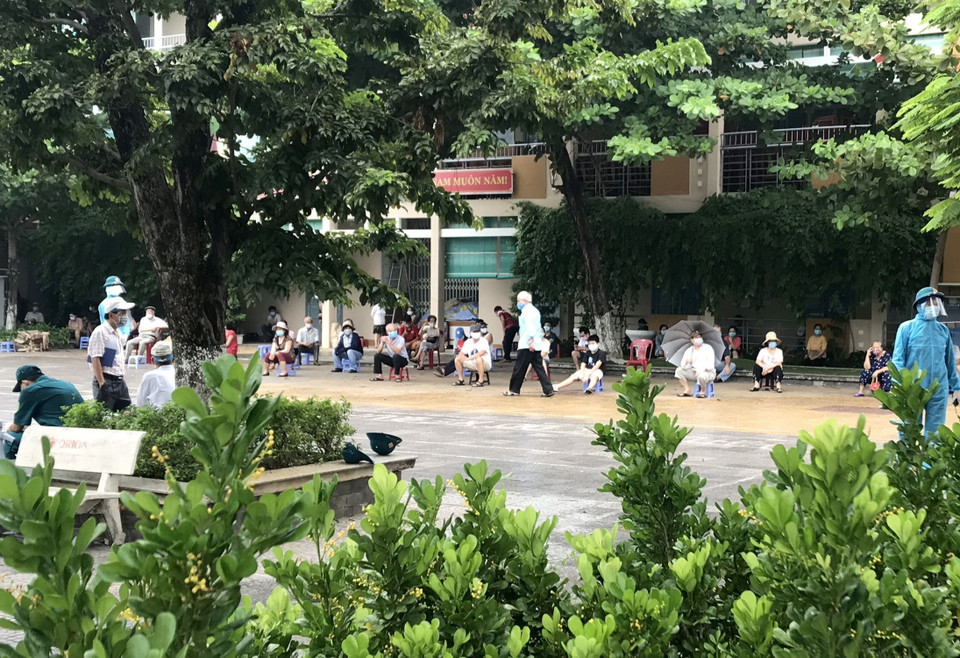 Người dân xếp hàng cách nhau 2 mét để chờ tới lượt xét nghiệm. (Ảnh: TTXVN phát)